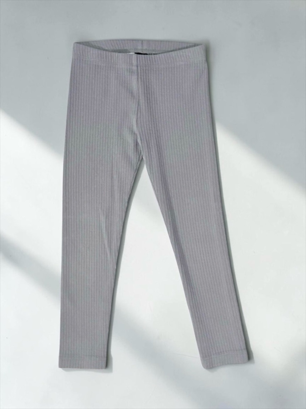 Tea Collection Girls Warm Gray Ribbed Leggings • Size 5 • EUC